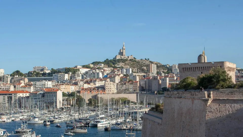 Outing cover: Samstag, 17. Oktober, 22 Uhr: Abend im Chat Perché in Marseille