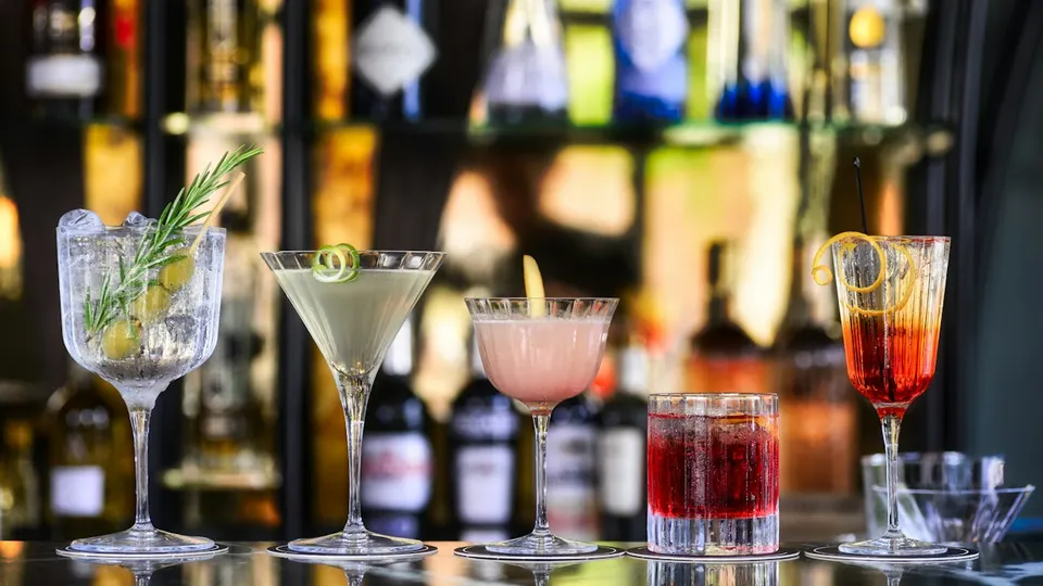 Outing cover: Borrel in de Magic N' Bar in Lyon