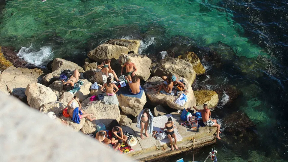 Outing cover: Meet us at Chez Axel in Marseille on Wednesday, October 21st