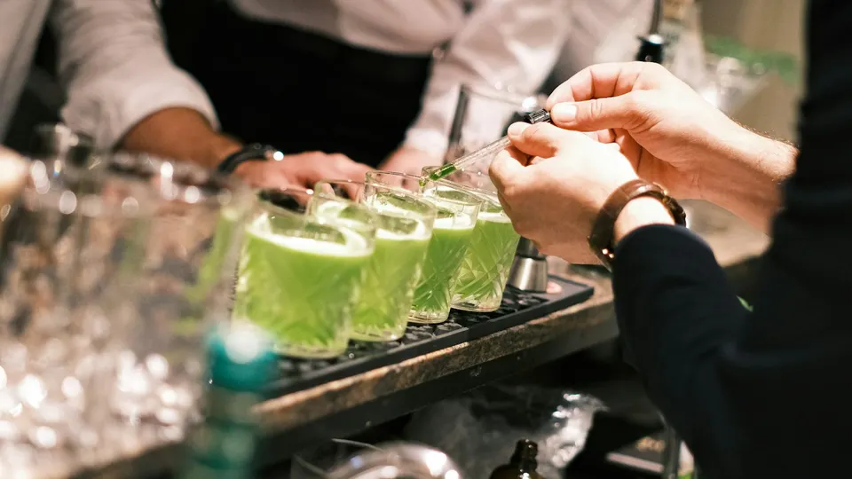 Affiche de la sortie : Apéro Mad2Moi au 25° Est à Paris